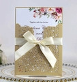 Invitación de boda dorada cortada por láser con lazo crema y tarjeta floral - Beige Dorado