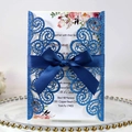 Invitation mariage bleu royal découpée au laser avec paillettes et ruban de soie - Bleu royal