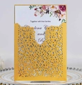 Elegantes, leuchtend gelbes lasergeschnittenes Hochzeitskarten-Set auf goldenem Teller - Gold