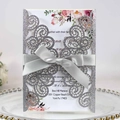 Invitation mariage argentée découpée au laser avec ruban gris et décorations florales - Charbon Argenté