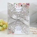 Invito matrimonio glitter argento tagliato a laser con fiocco in seta e carta floreale - Argento