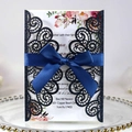 Faire-part mariage découpé au laser bleu marine pailleté avec nœud satin et carte fleurie - Bleu clair