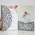 Elegante invito matrimonio glitterato tagliato al laser con design floreale e RSVP - Argento Carbone Scintillante