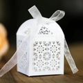 Elegante scatola regalo bianca tagliata al laser con motivi floreali e un fiocco - Bianco