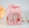Boîte cadeau de Noël rose avec design découpé au laser et nœud en ruban satiné - Rose