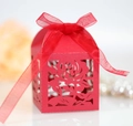 Détail de la boîte à bonbons rouge découpée au laser avec motif de rose et ruban - Rouge Perlé