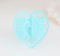 Détail d'un rond de serviette en forme de cœur bleu ciel avec motifs floraux découpés - Bleu Pâle Perlé