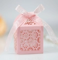 Scatola per bomboniere rosa intagliata al laser con motivi floreali e fiocco di raso - Rosa