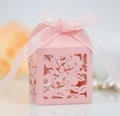 Scatola regalo rosa tagliata al laser con fiocco in seta per confetti nuziali - Rosa