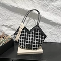 Bolso tote vintage a cuadros blancos y negros con una elegante cinta decorativa - Celosía Negra