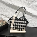 Bolso cubo vintage de cuadros blancos y negros con apertura en V y asas largas - Patrón de Diamantes Negro
