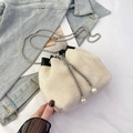 Borsa a secchiello in peluche bianco crema con coulisse di perle e catena d'argento - Bianco