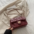 Elegante borsa a tracolla trapuntata bordeaux con catena d'oro e chiusura a scatto - Rosso
