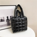 Bolso tote acolchado negro con acabado brillante impermeable y asa superior de mano - Negro
