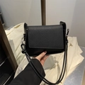 Bolso bandolera negro con solapa de textura trenzada y detalles de nudos en la correa - Negro