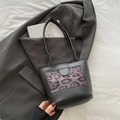 Borsa a secchiello con stampa leopardata in pelle PU nera con tracolla - Nero