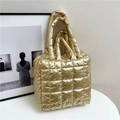 Bolso tote acolchado dorado metalizado con costuras de cuadros y asas acolchadas - Dorado