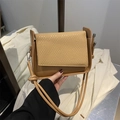 Bolso bandolera marrón claro con solapa de tablero de ajedrez tejida y cuero liso - Caqui