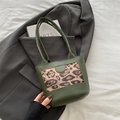 Elegante borsa verde oliva con pannello leopardato e sottili tracolle regolabili - Verde