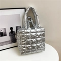 Bolso tote acolchado plateado con costuras cuadradas y correa de hombro acolchada - Plateado