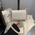 Bolso bandolera beige con solapa de textura tejida y correa ajustable moderna - Blanco Roto