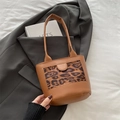 Borsa tote marrone in pelle sintetica con pannello leopardato e manici lunghi - Marrone