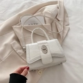 Witte crossbodytas met krokodillenprint en ovale draaisluiting op beige blazer - Wit