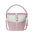 Bolso tipo cubo en rosa y blanco con asa superior y correa de hombro ajustable - Rosa