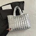 Schicke silberne gesteppte Daunen-Tragetasche mit Metallic-Finish und Wellenstruktur - Silber