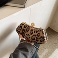 Borsa a scatola chic leopardata con chiusura di perle e diamanti e catena dorata - Cachi