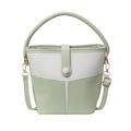 Bolso tipo cubo minimalista en verde claro y blanco con asa superior y correa - Verde