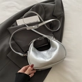 Bolso bandolera plateado en forma de media luna con acabado metálico y marca de DX - Plateado