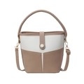 Bolso de hombro tipo cubo en beige y topo en contraste con asa superior y correa - Caqui