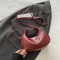 Bolso bandolera de media luna minimalista en color burdeos con acabado brillante y plata - Rojo