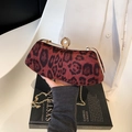 Elegante borsa da sera bordeaux leopardata con chiusura a perla e catena dorata - Rosso