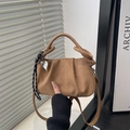 Braune Wildleder-Cloud-Bag mit Falten-Design, Herzanhänger und gestreiftem Trageriemen - Ohne Anhänger / Braun