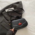 Elegante schwarze kleine quadratische Umhängetasche mit Kirschakzent und Goldverzierung - Schwarz