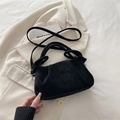 Borsa a mano cloud in pelle scamosciata nera con pieghe eleganti e tracolla regolabile - Stile Plissettato Opaco / Nero