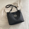 Borsa tote nera con stampa monogramma M e tracolla elegante con catena in argento - Nero