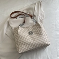 Elegante borsa tote crema con motivo a M e tracolla a catena in pelle marrone su blazer - Bianco