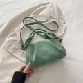 Borsa a nuvola verde avocado in finta pelle scamosciata con manico a torsione - Stile Plissettato Opaco / Verde
