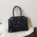 Bolso tote negro minimalista en cuero sintético brillante con detalles dorados - Negro