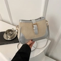 Bolso bandolera tejido beige con correa de cuero plateado y hebilla dorada - Plateado