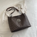 Borsa tote vintage marrone scuro con stampa M e logo argento su giacca beige - Marrone