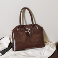 Bolso tote vintage grande en cuero marrón oscuro brillante con hebilla metálica dorada - Marrón