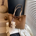 Elegante hellbraune Tote-Tasche mit Lychee-Struktur, Plüschbär-Anhänger und Trageriemen - Braun mit Anhänger