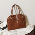Bolso tote vintage de cuero marrón brillante con correas cruzadas decorativas en el frente - Marrón
