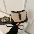 Bolso de hombro en tweed beige con cuero negro y hebilla dorada de diseño contrastado - Negro