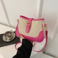 Bolso tipo cubo de cuero rosa y lona blanca con hebilla dorada y correa de hombro - rosa intenso