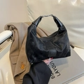 Bolso medialuna negro vintage con textura envejecida y hebilla plateada para uso diario - Negro